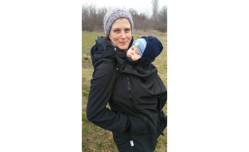 "Kényelmes, praktikus és szép is! Van egy csatos hordozóm és egy hordozós kabátom, mindkettőt nagyon szeretjük"